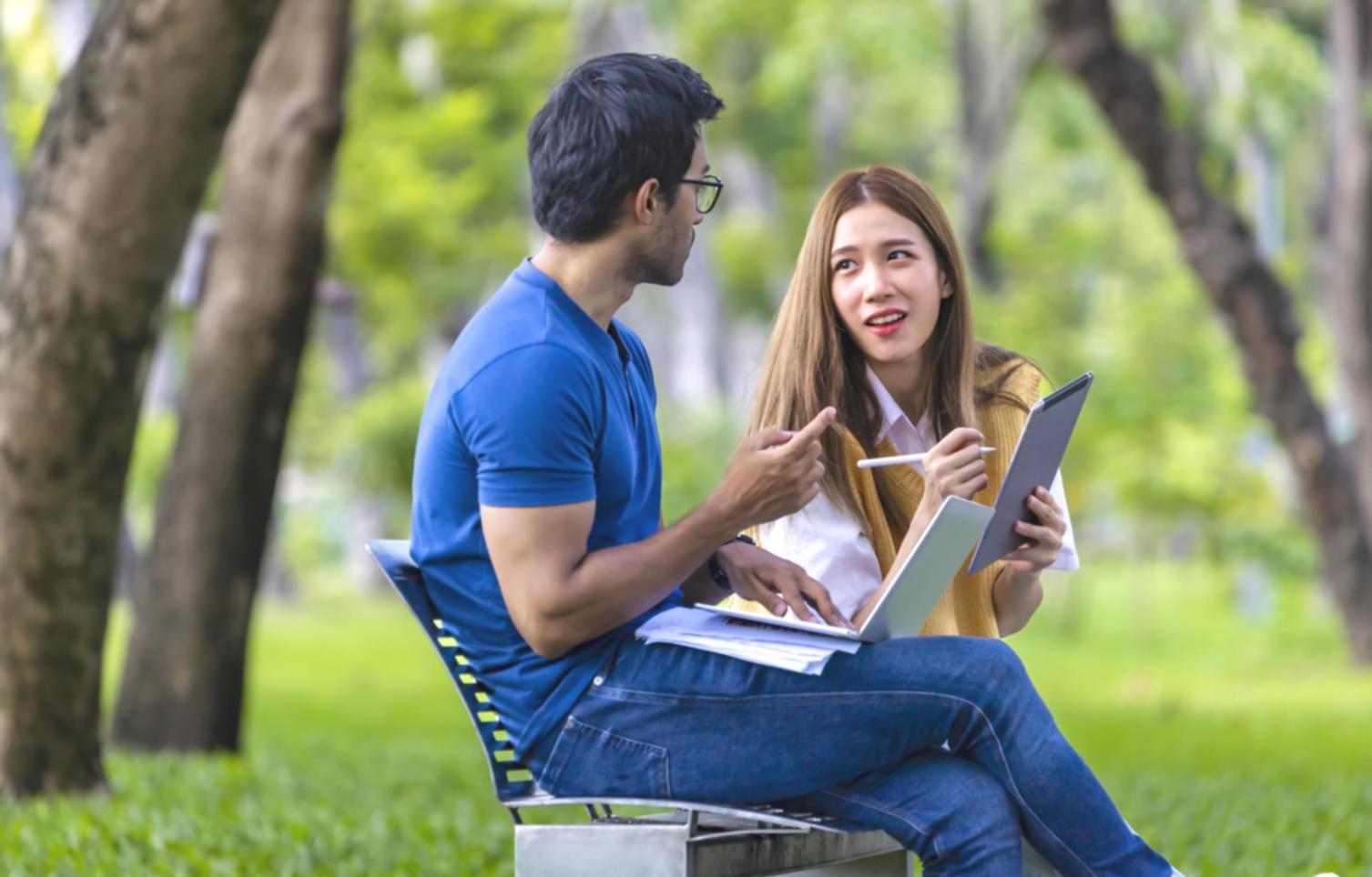 Teilnehmer diskutieren gemeinsam Finanzstrategien in entspannter Workshop-Atmosphäre