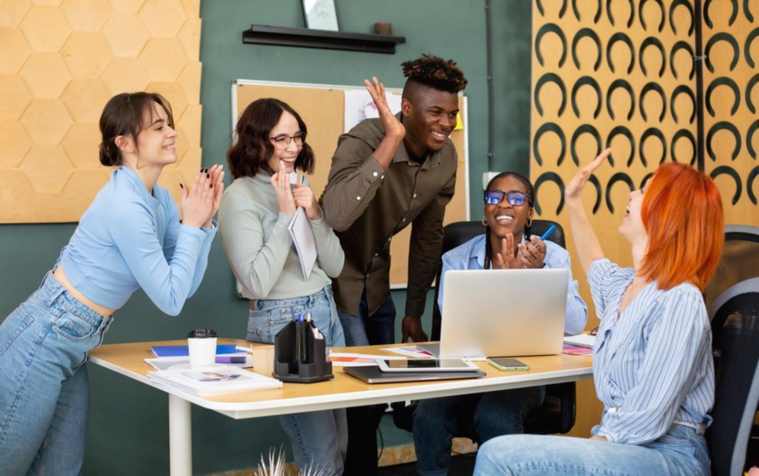 Arbeitsplatz mit Taschenrechner und Finanzunterlagen